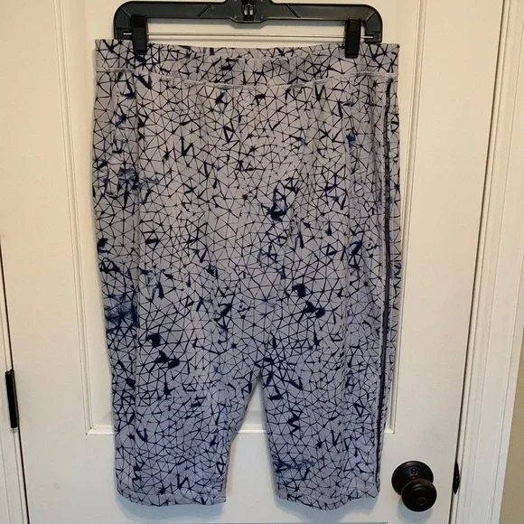 Lululemon Retreat Yogi Crop - Picture 6 of 12